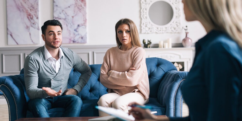 Couple and psychologist.