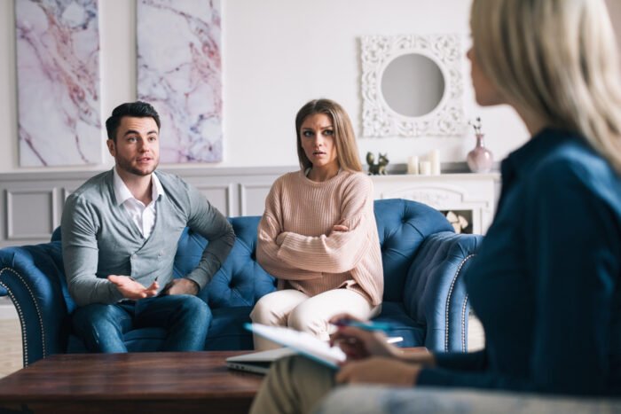 Couple and psychologist.
