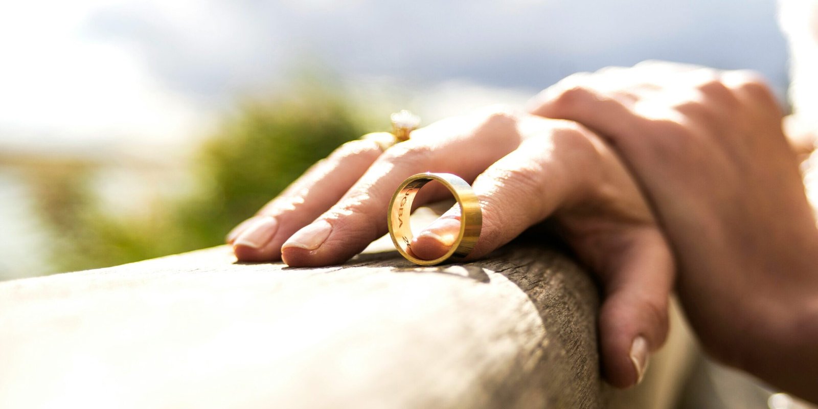 engin-akyurt-Jw5Kth70hQo-unsplash Person taking off their wedding ring.